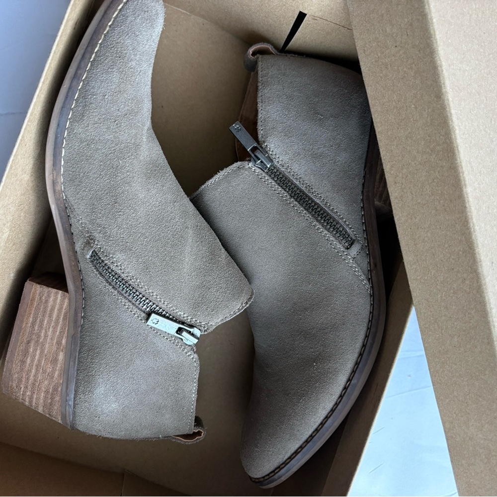 Women’s 9.5 Lucky Brand Taupe Suede Ankle Booties